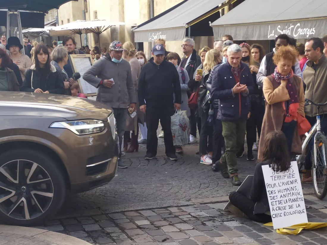 Une militante écologiste assise au détour de la place Camille Jullian
